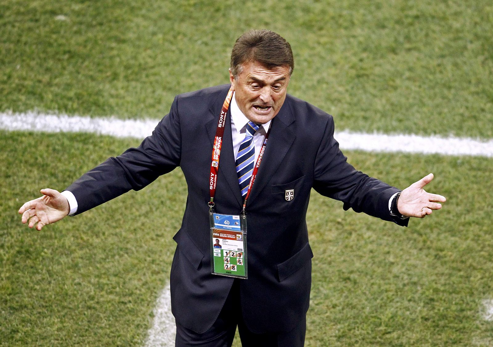 Radomir Antic gesticula en un partido con la selección serbia en el Mundial de Sudáfrica.