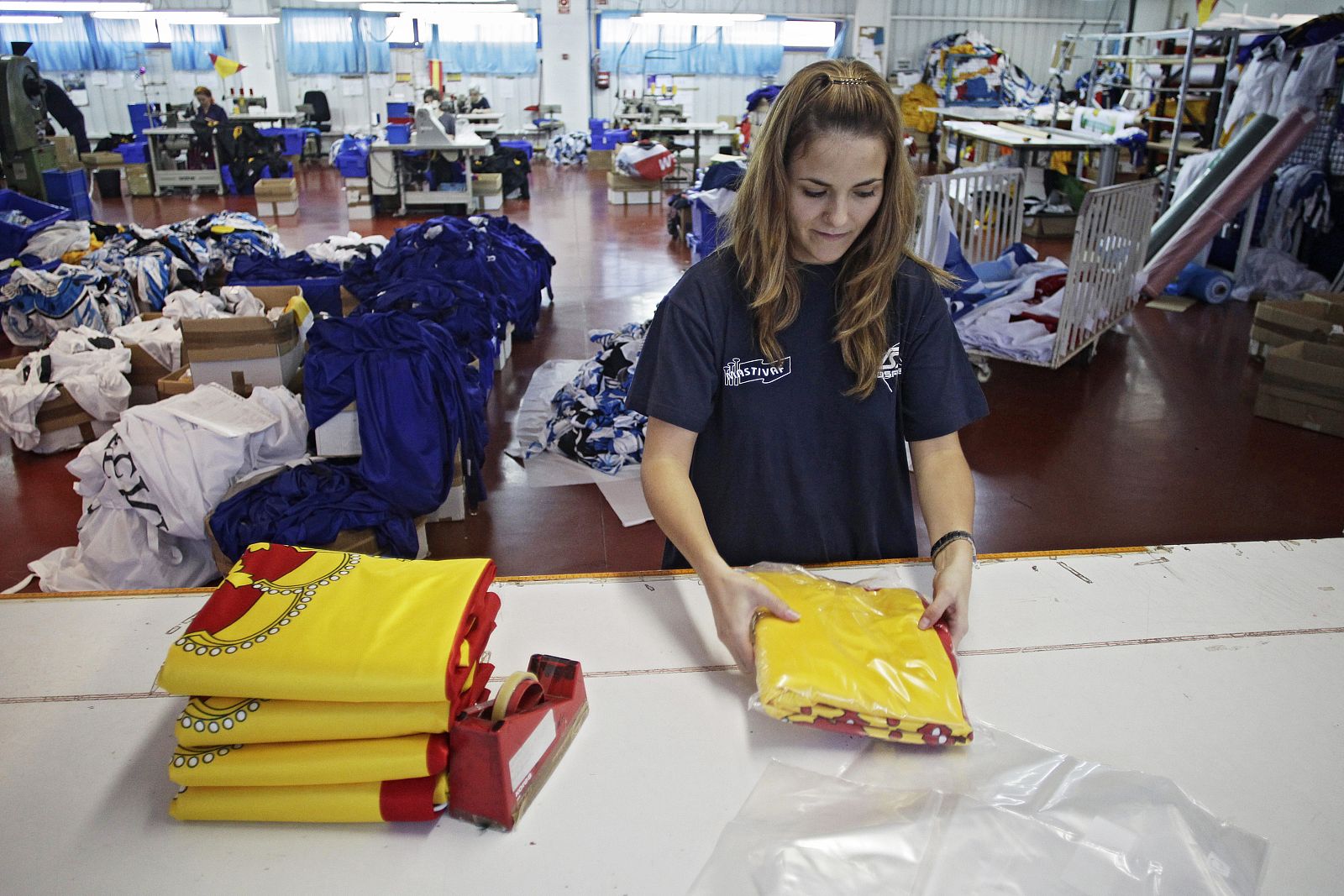 Una empleada en una fábrica de banderas de Colmenar Viejo