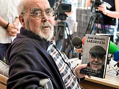 Labordeta, un cantautor apasionado por la política