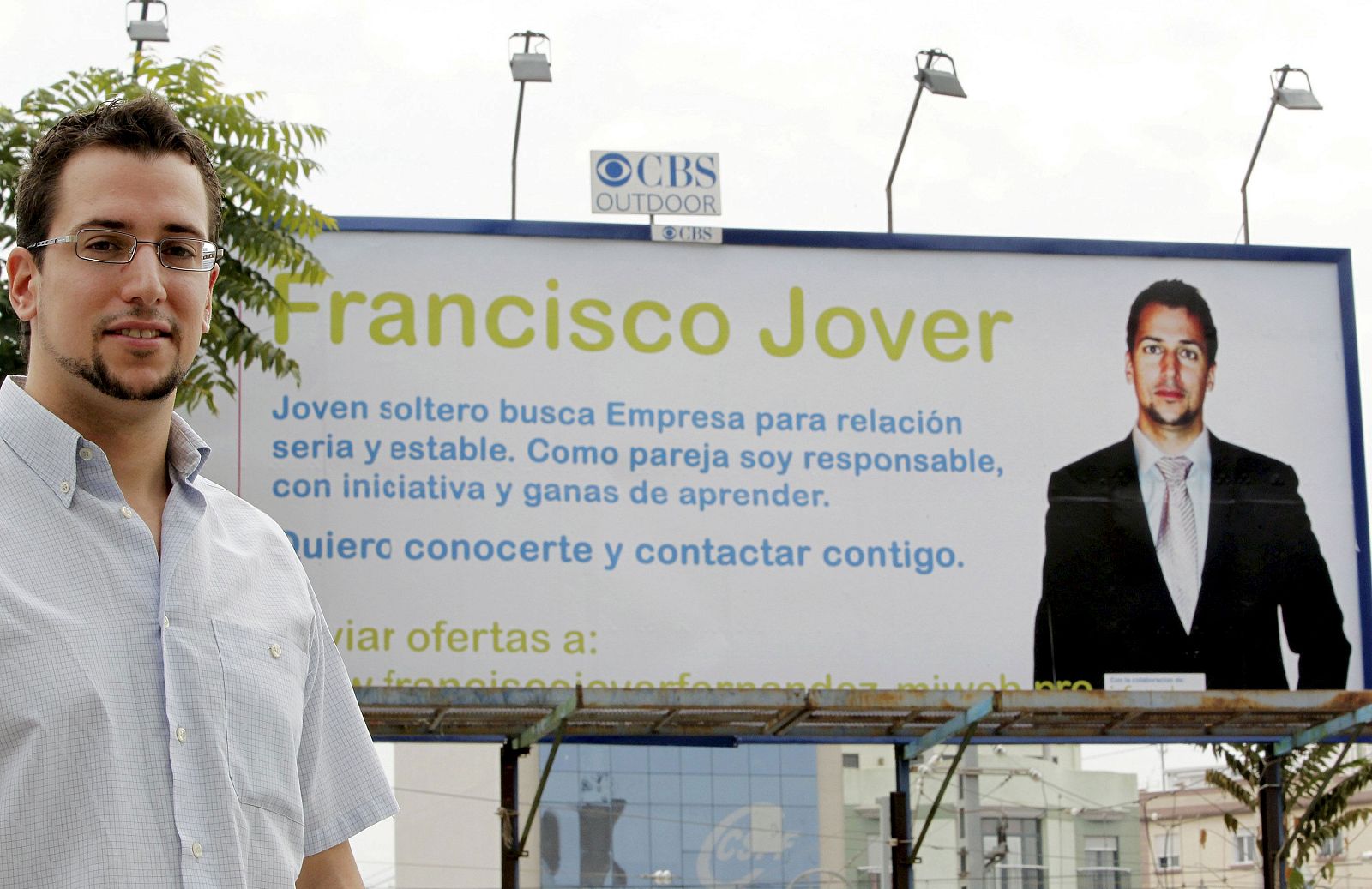 Parado se anuncia en valla publicitaria