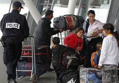Rumanía envía a Francia a 10 policías para "supervisar" las deportaciones de gitanos