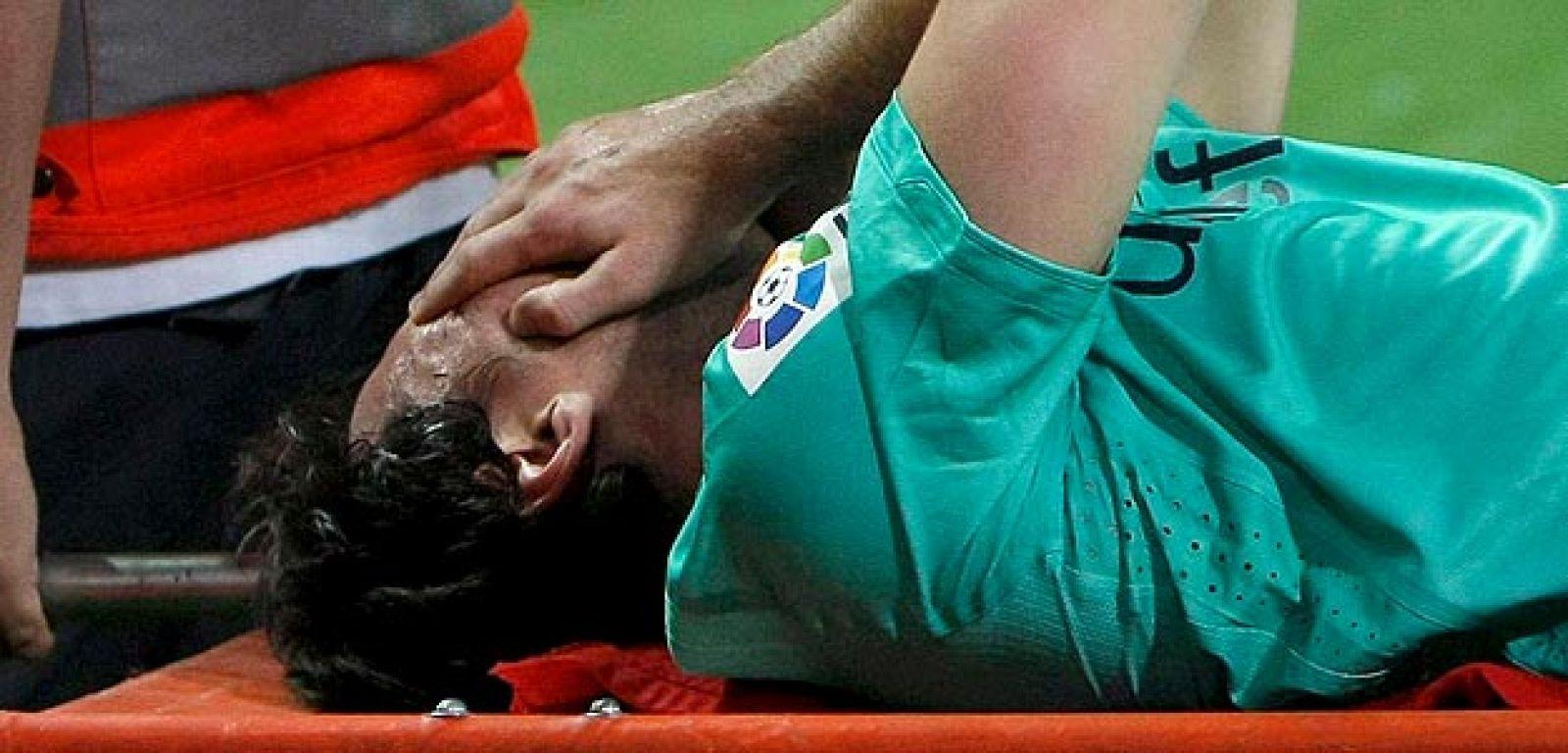 Messi abandona el Claderón en camilla