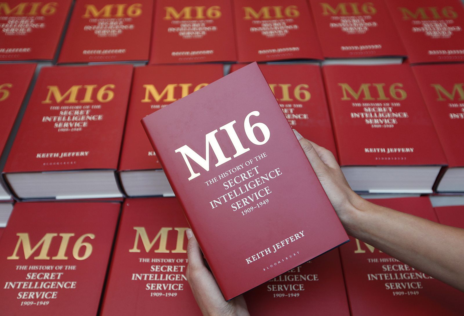 Varios ejemplares del libro sobre el MI6