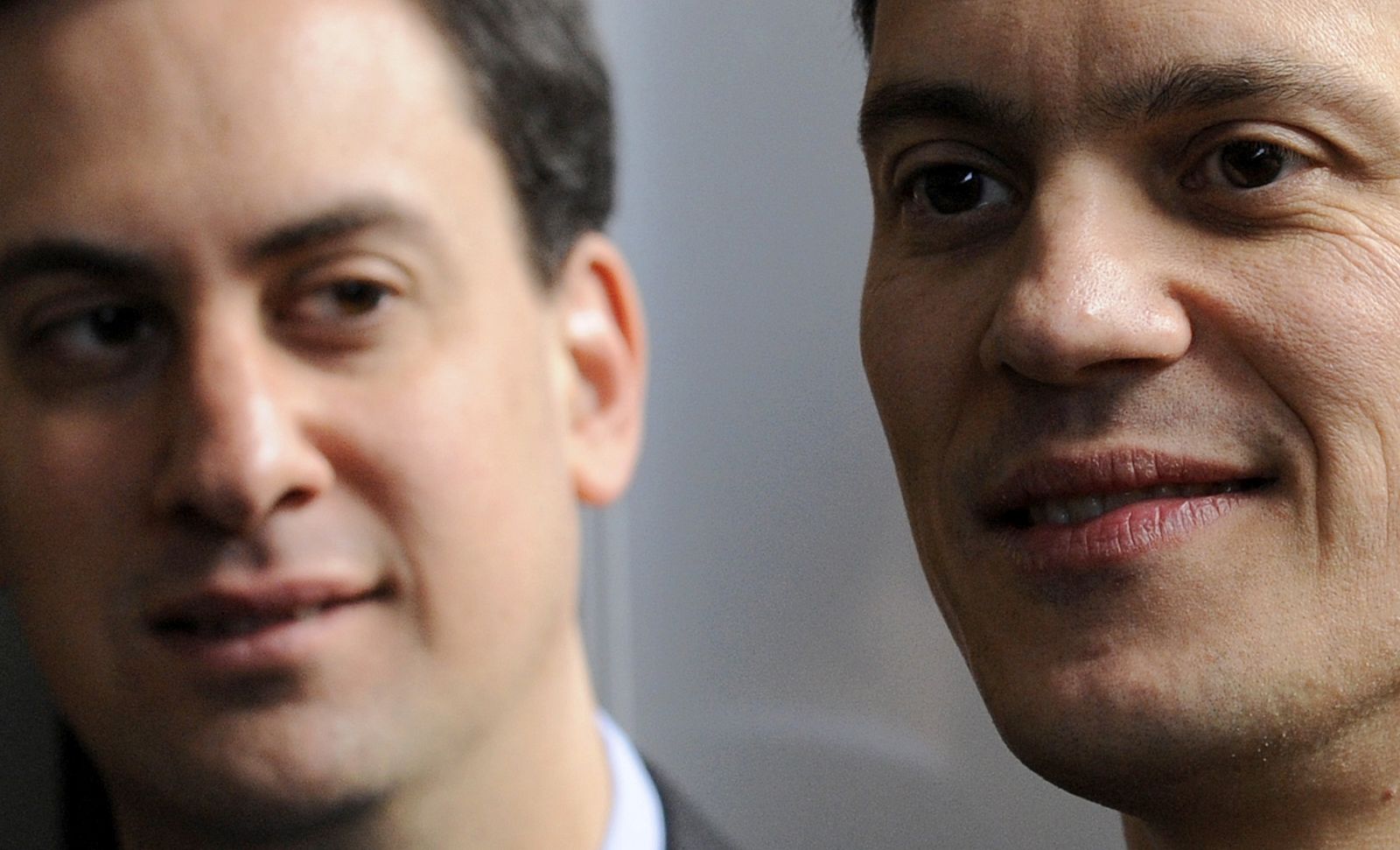 Ed Miliband (i) junto a su hermano David (d)