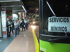 Andenes de "domingo" y metros con asientos libres para regresar a casa tras la huelga general
