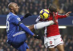 Chelsea y Arsenal protagonizan un derbi londinense con miras al título