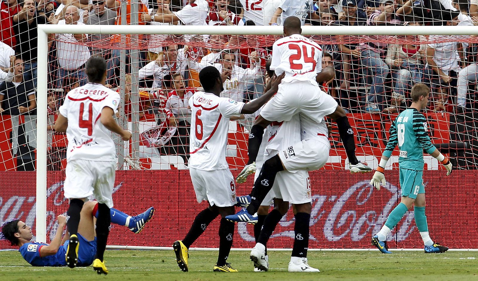 Los jugadores del Sevilla FC celebran uno de los goles de su equipo durante el partido frente al Atlético de Madrid.