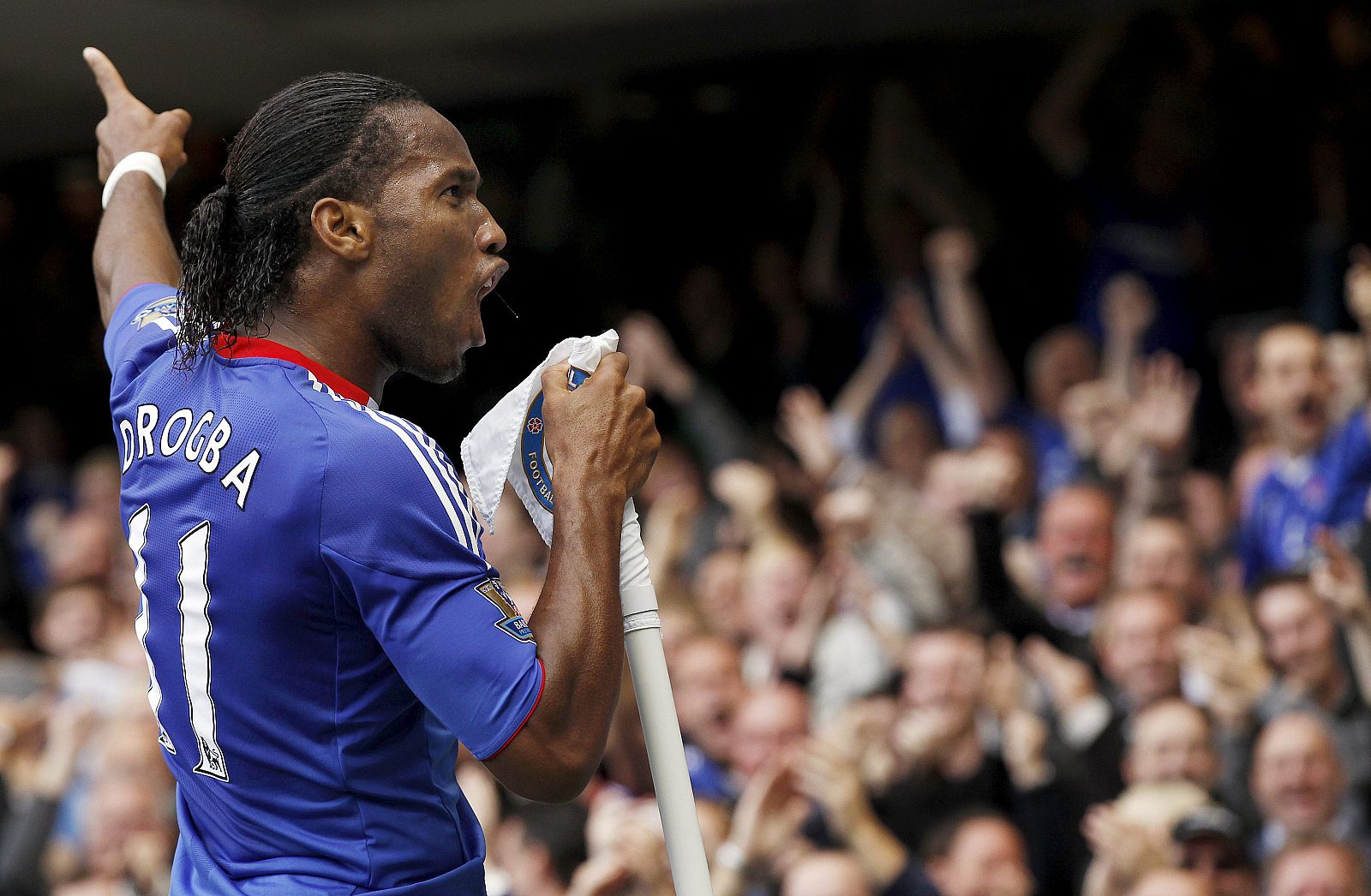 El delantero marfileño del Chelsea, Didier Drogba, celebra el gol conseguido ante el Arsenal.
