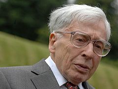 Robert Edwards, 'padre' de la primera bebé probeta, Nobel de Medicina 2010
