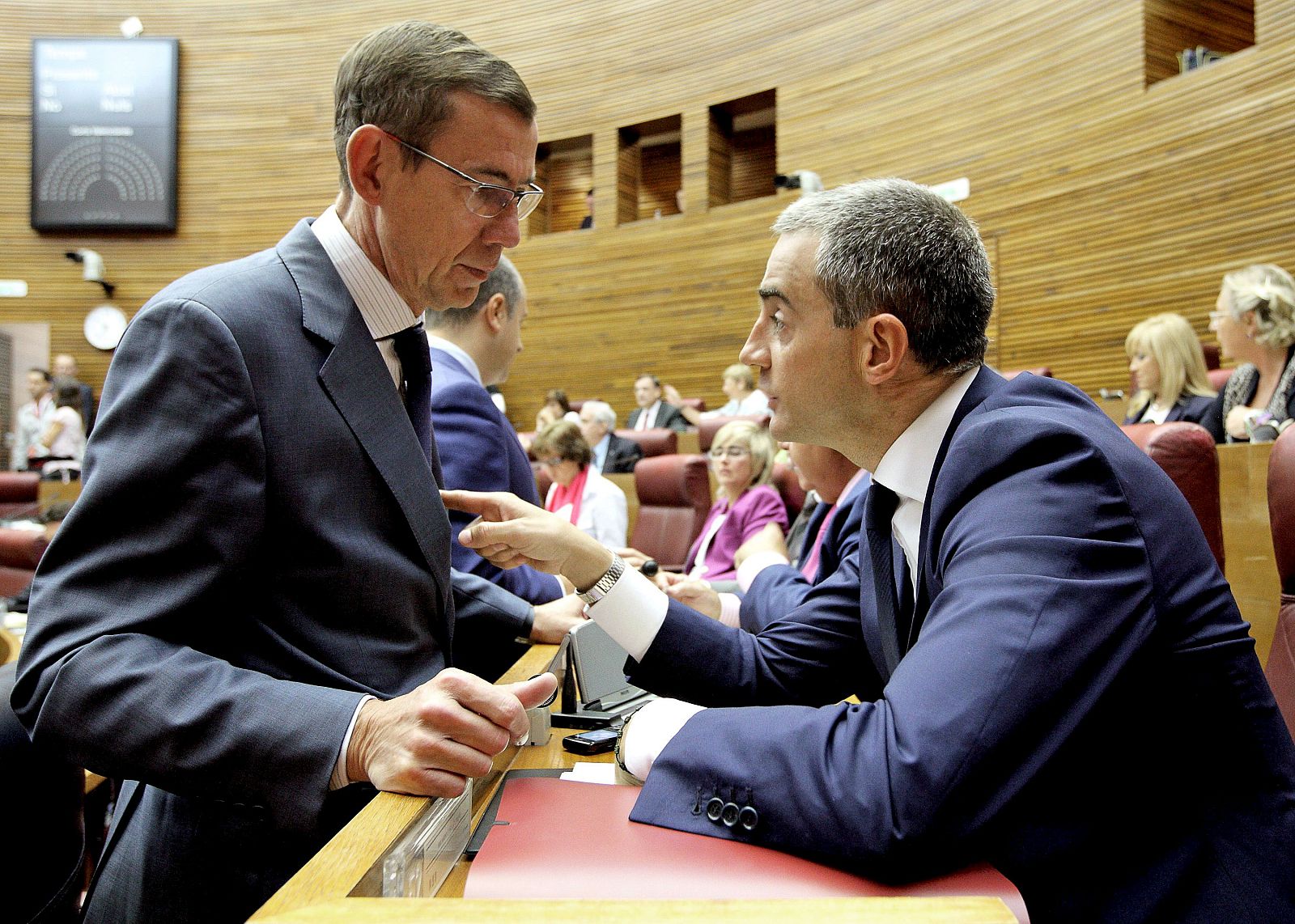Costa (dcha), conversa con el actual secretario general de la formación, Antonio Clemente, en Les Corts