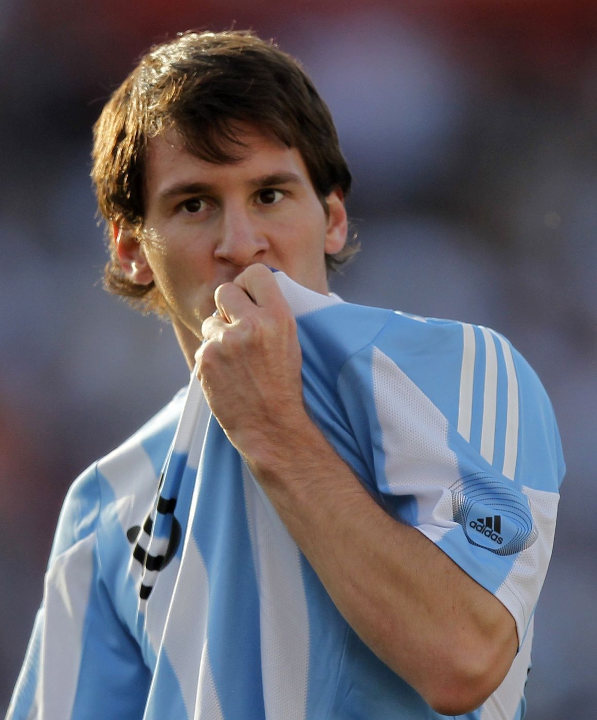 Messi, besando el escudo de Argentina
