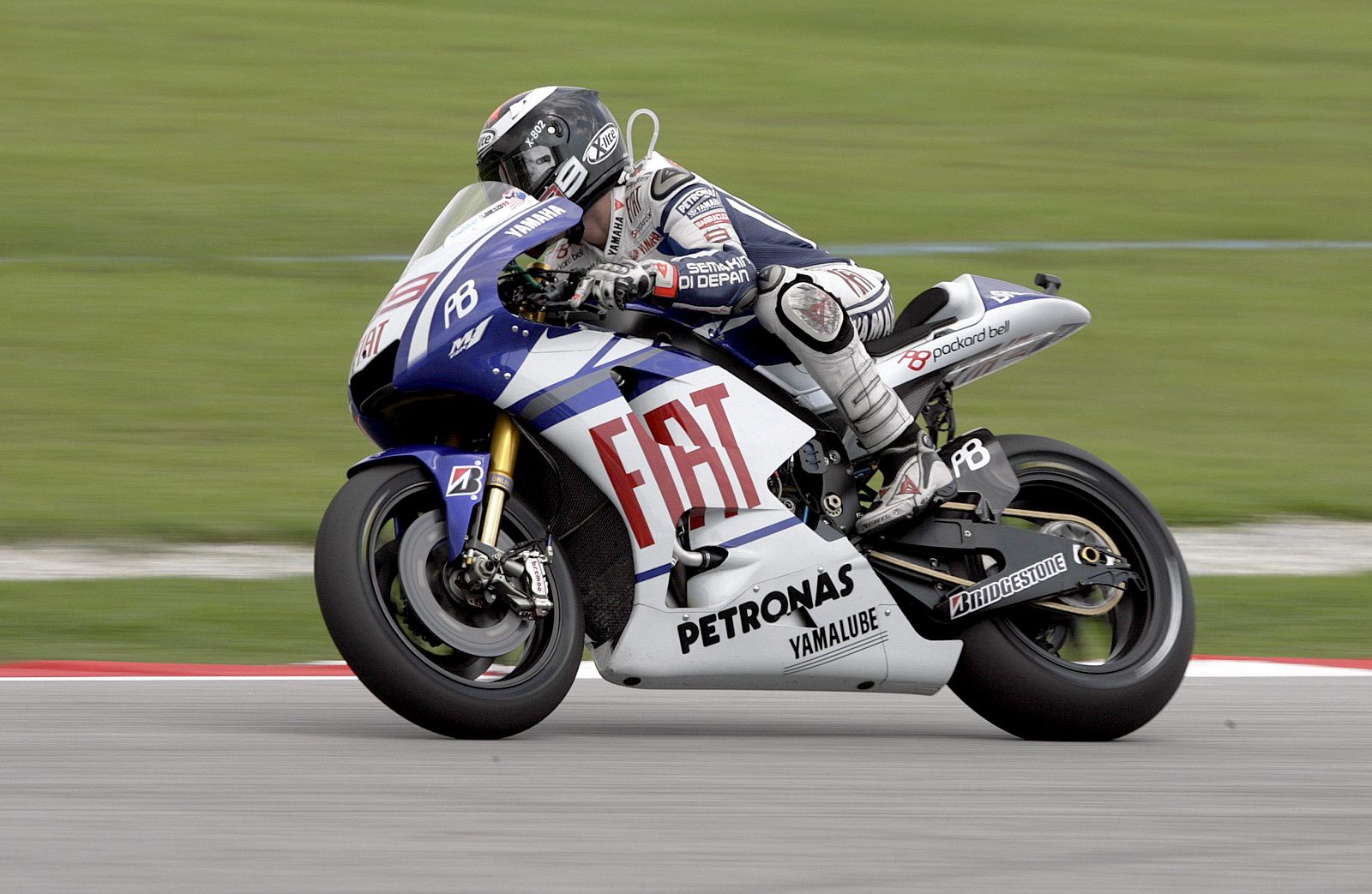 FOTO DE FAMILIA DEL EQUIPO YAMAHA DE MOTOCICLISMO