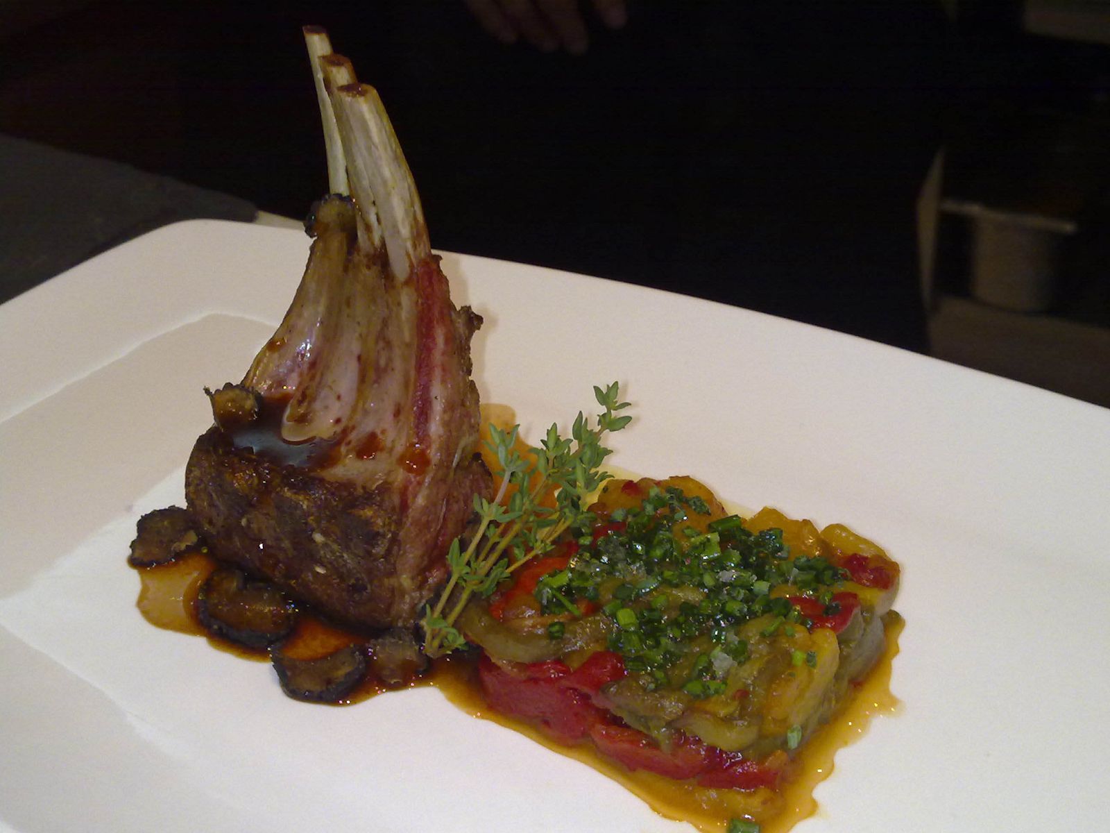 'Carret de cordero al horno con su asadillo de pimientos y puré cremoso de patata asada', del menú del Café de Oriente para la Madrid Restaurant Week.