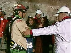 Rescatan a los ocho primeros mineros de Chile tras 69 días atrapados