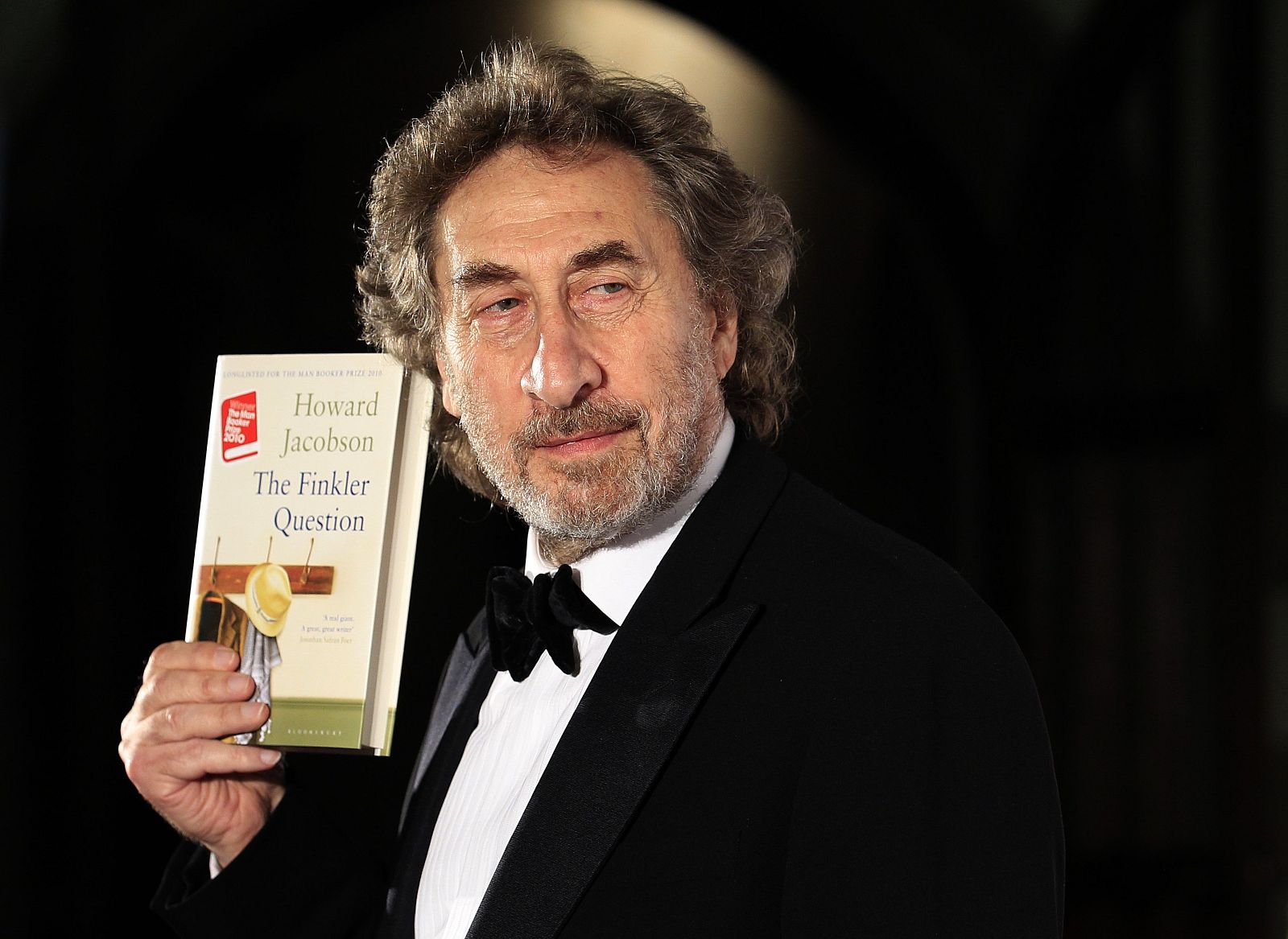El británico Howard Jacobson posa con 'The Finkler Question', el libro con el que ha ganado el Premio Man Booker 2010
