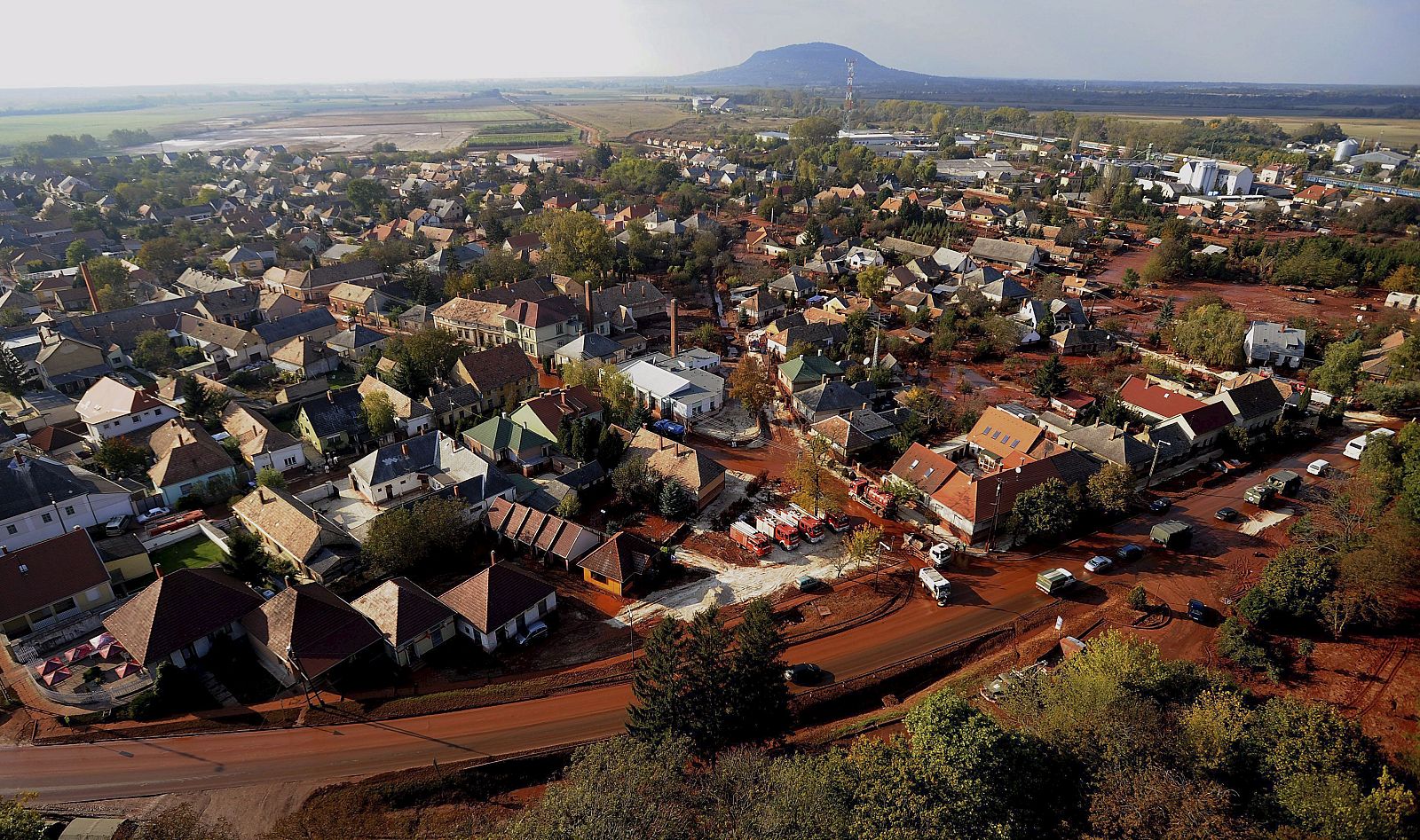 EXPERTOS DICEN QUE NO SE PUEDE VIVIR EN ALDEAS HÚNGARAS AFECTADAS POR EL LODO