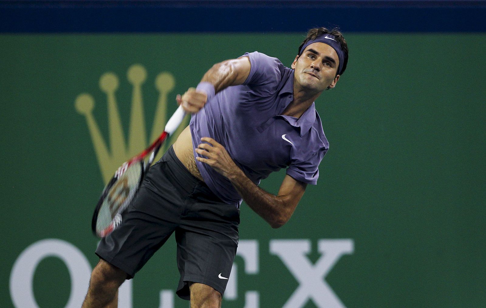 El tenista suizo Roger Federer sirve una bola.