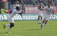 Eto'o silencia con el gol de la victoria los cánticos racistas de la afición del Cagliari