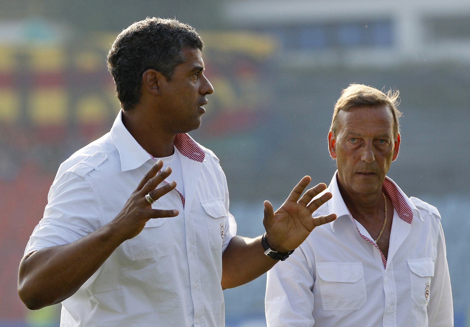 Rijkaard y su ayudante Neeskens abandonan el Galatasaray.