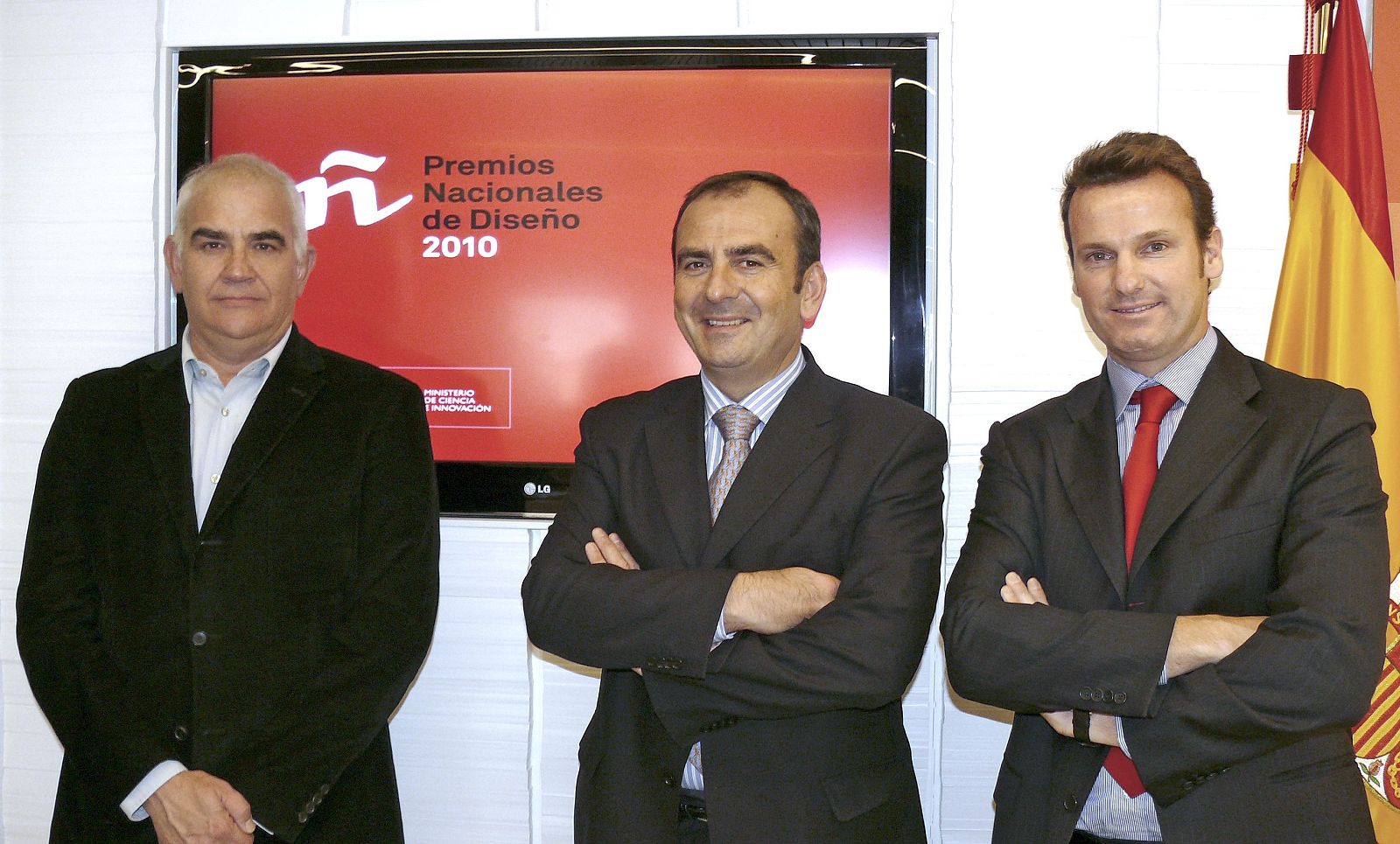 El secretario general de Innovación, Juan Tomás Hernani (c), acompañado por el diseñador Óscar Mariné (i) y por Alex Alorda, vicepresidente del Grupo Kettal, galardonados de los Premios Nacionales 2010.