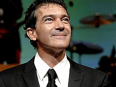 Antonio Banderas dedica su Espiga de Honor a Vicente Alexandre y a los jóvenes