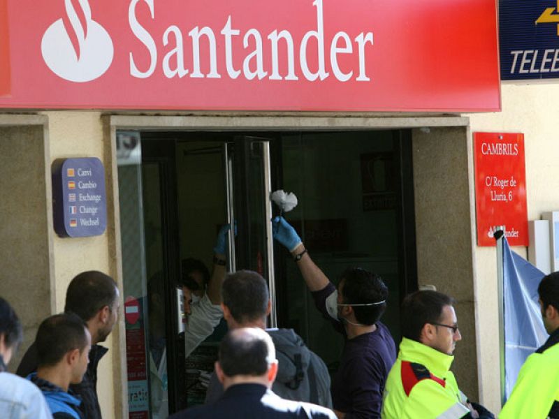 Muere tiroteada una empleada en el atraco de un banco en Cambrils, en Tarragona 