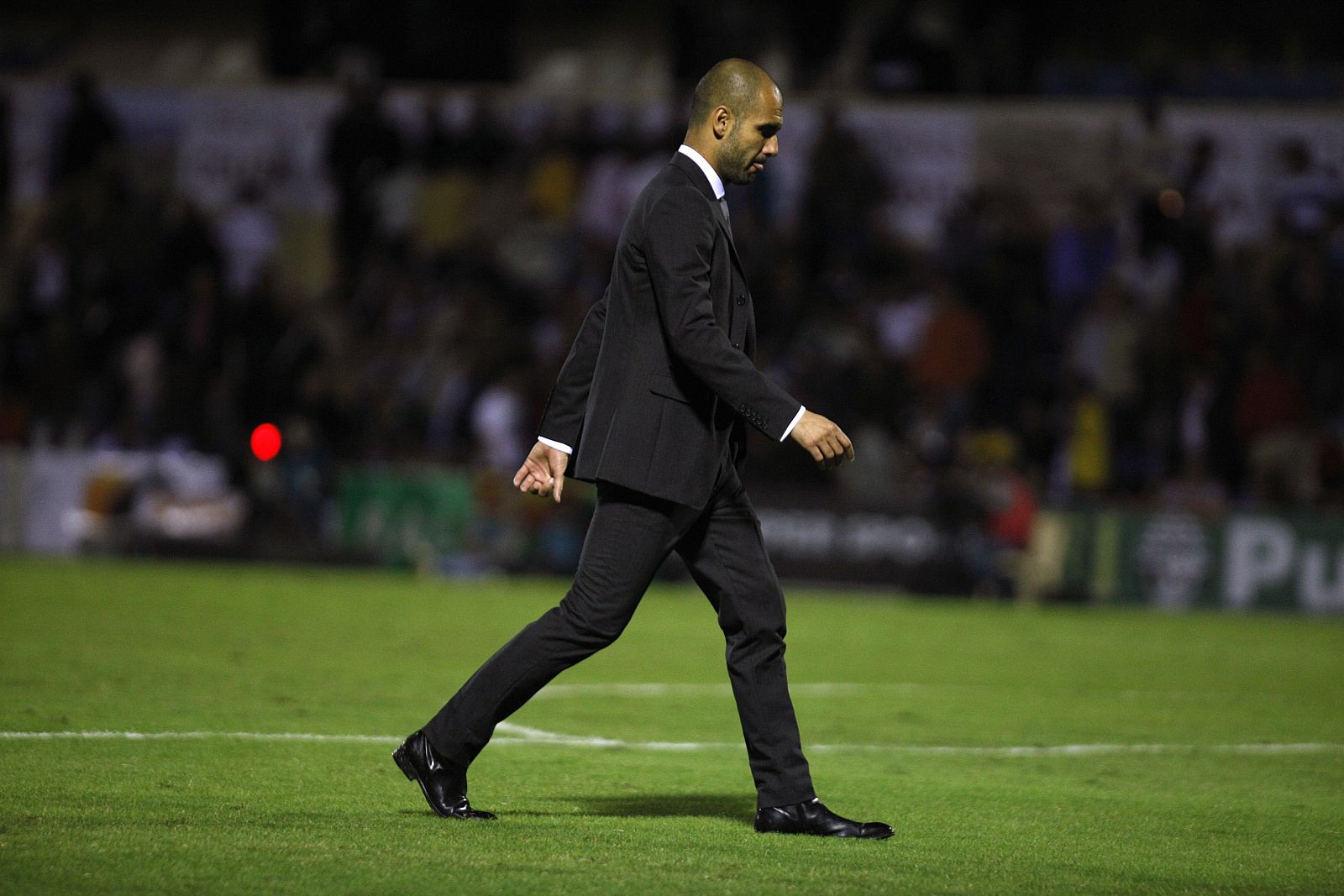 Guardiola abandona el césped del Alfonso Murube de Ceuta.
