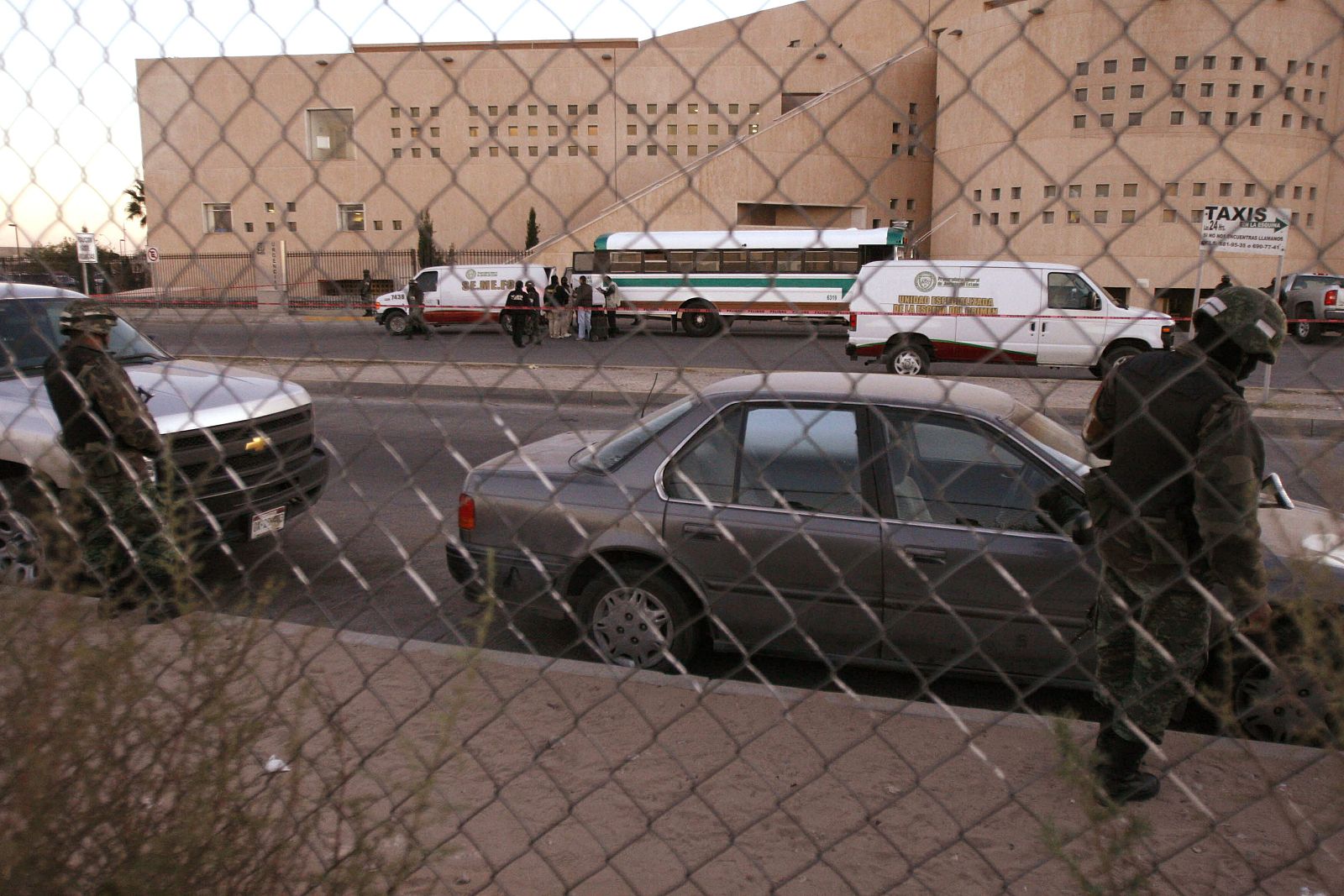 CINCO MUERTOS Y 14 HERIDOS EN ATAQUE CONTRA TRES AUTOBUSES EN NORTE DE MÉXICO
