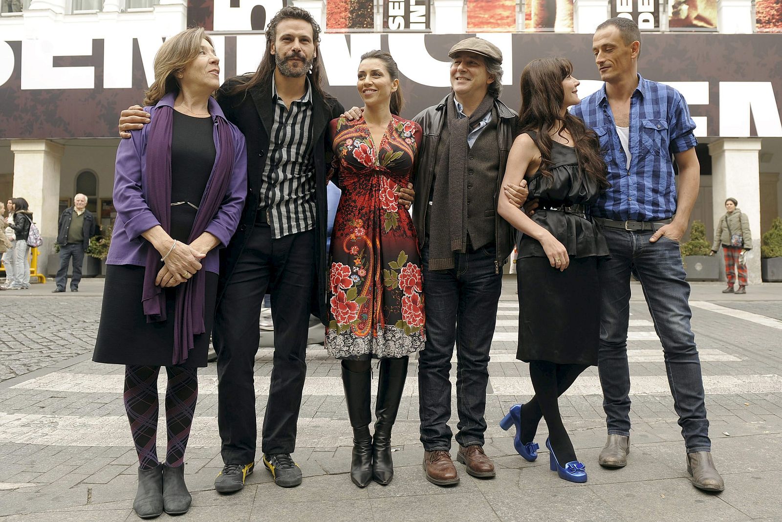 El director de cine Enrique Gabriel junto al resparto