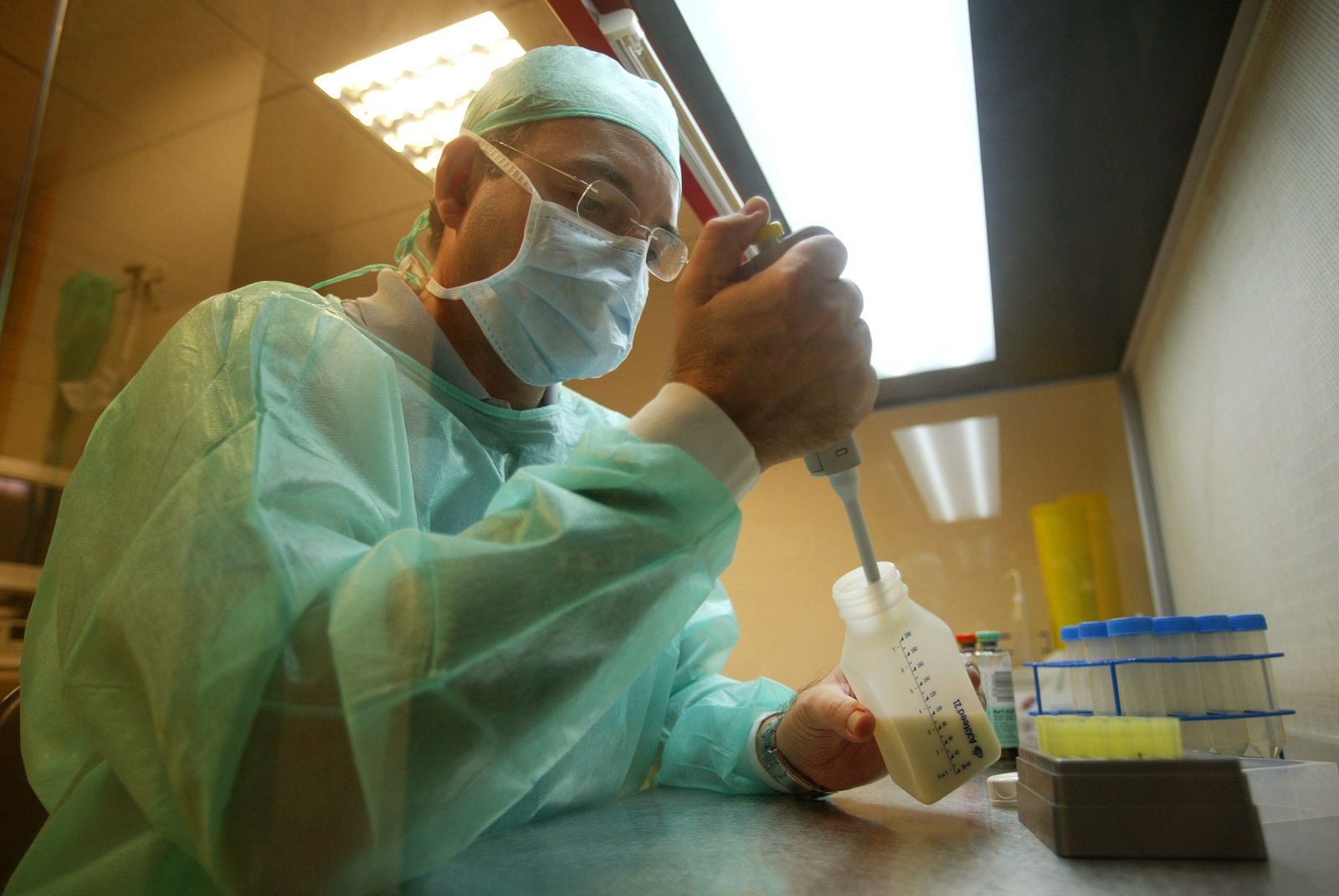 La leche humana donada es sometida a un control microbiológico