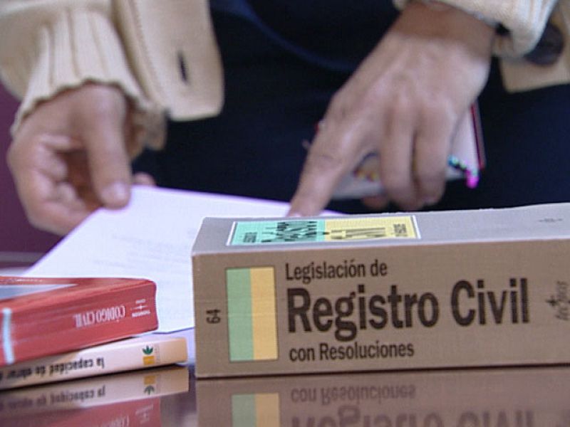 Los apellidos se colocarán por órden alfabético si no hay acuerdo entre los padres