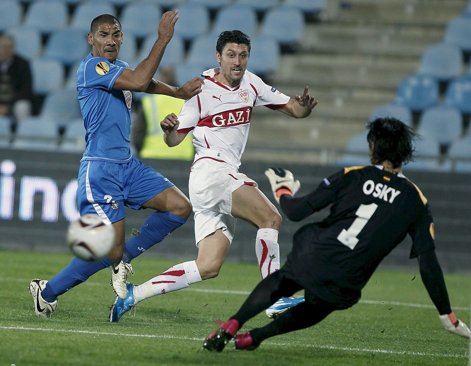 El delantero rumano del Stuttgart Ciprian Marica dispara a puerta ante dos jugadores del Getafe.