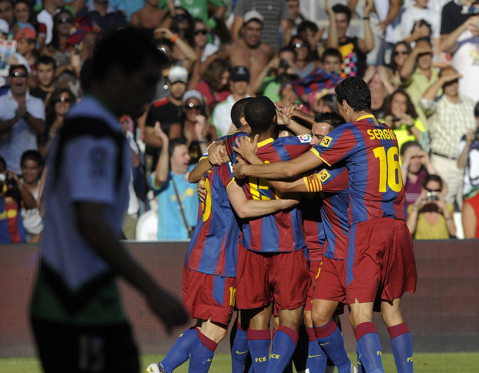 Los jugadores del Barcelona celebran un gol marcado esta temporada ante el Racing Santander.