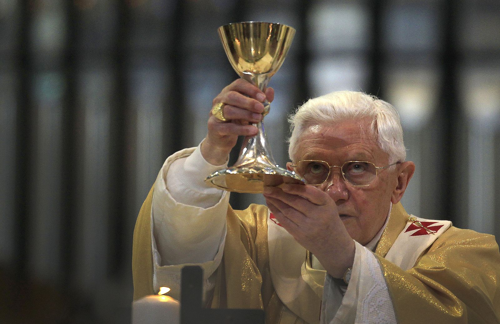Pope Benedict XVI holds chalice as he celebrates a mass to consecrate La Sagrada Familia church in Barcelona