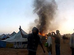 Batalla campal en El Aaiún tras la muerte de cinco agentes y un activista en el desalojo marroquí