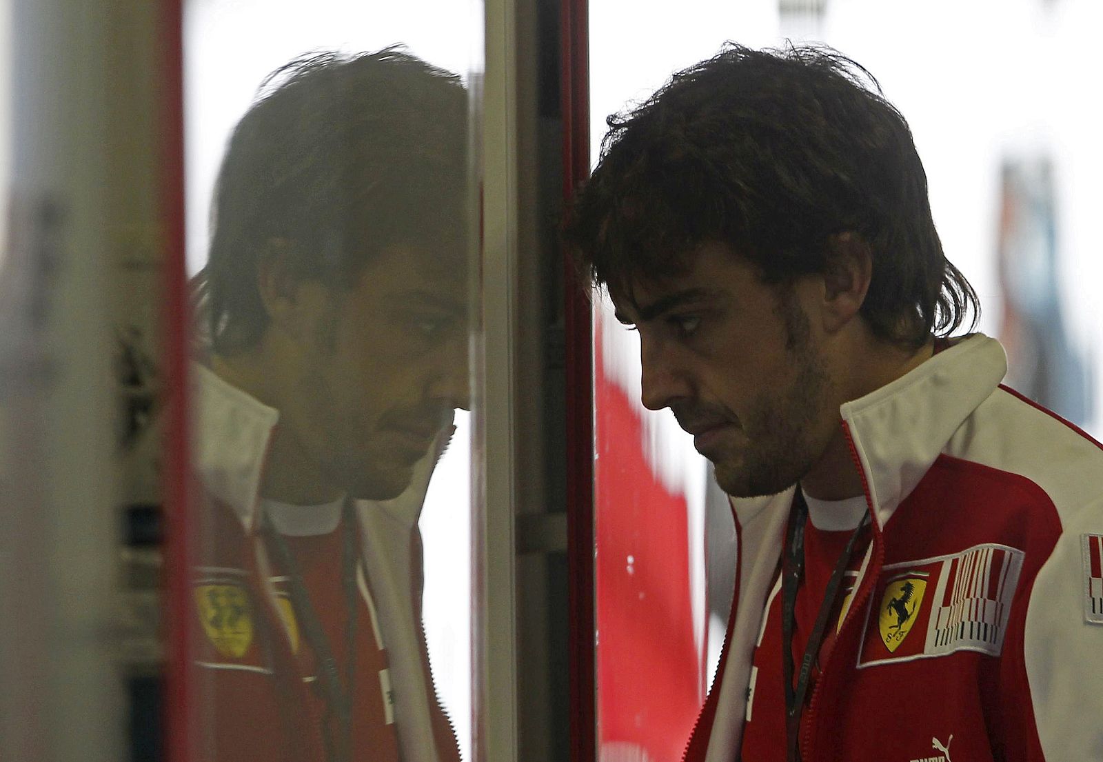 Alonso se juega el mundial con la luz artificial del circuito de Yas Marina de Abu Dabi.