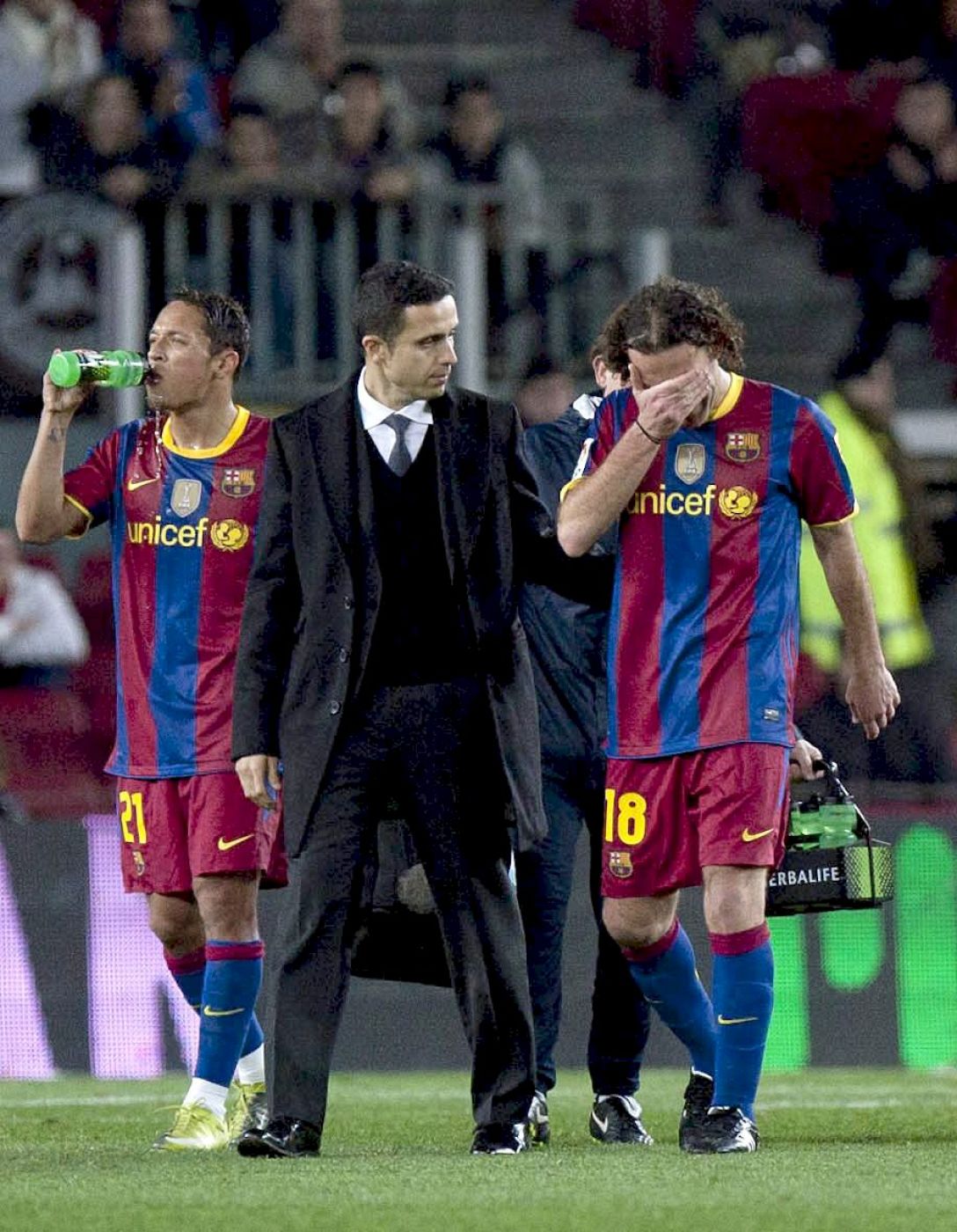 El defensa argentino del Barcelona, Gabi Milito, se retira apesadumbrado tras caer lesionado ante el Ceuta en la vuelta de la Copa.