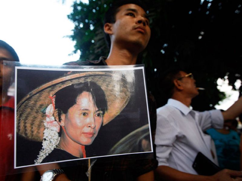 Suu Kyi pasará su última noche encerrada tras firmar la Junta birmana su liberación