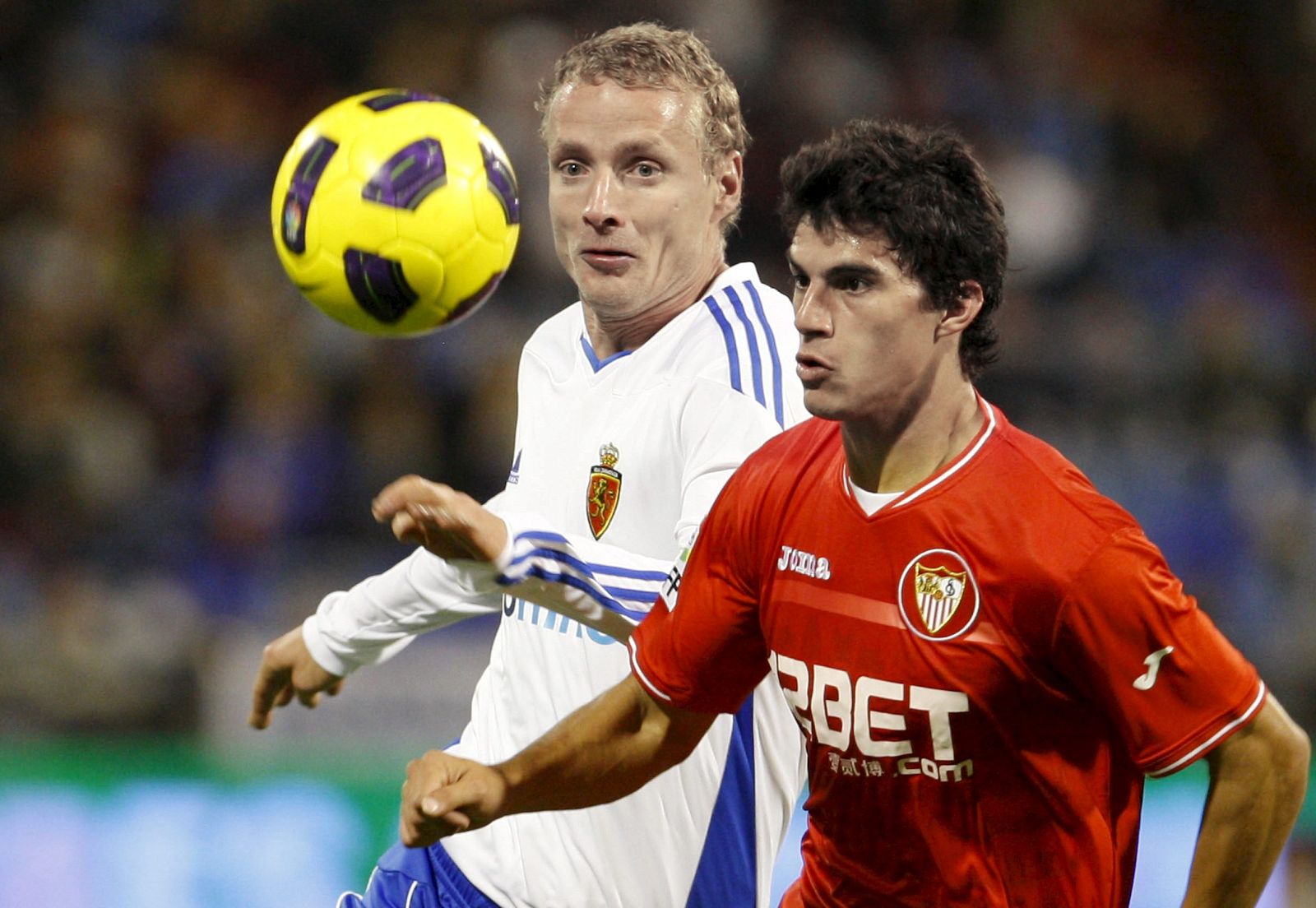 El defensa checo del Zaragoza, Jarosík, y el centrocampista argentino del Sevilla, Perotti, disputan el balón en la Romareda.