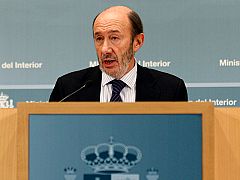 Rubalcaba arranca el compromiso de Rabat de investigar unos hechos que aún no condena