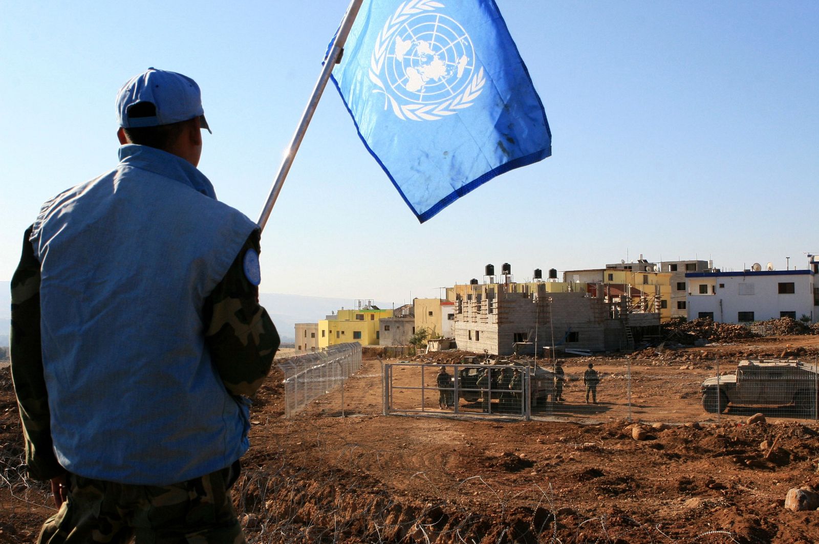 Un miembro de la ONU en el pueblo de Ghajar