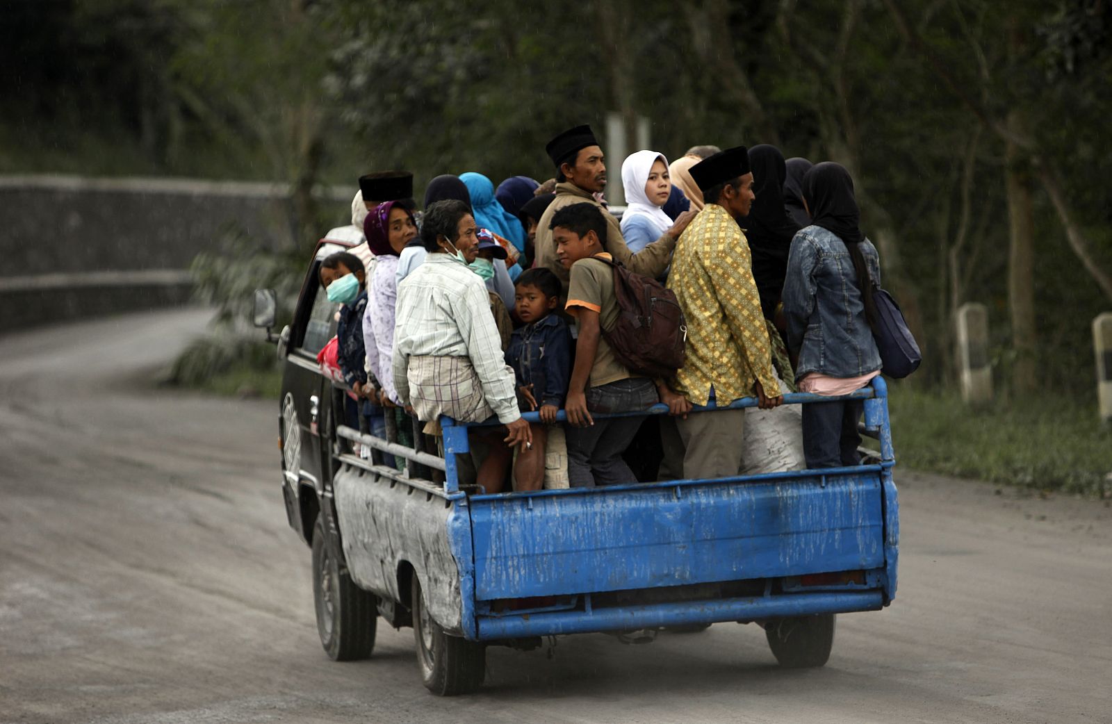 Refugiados del volcán Merapi son conducidos hacia un campamento  provisional