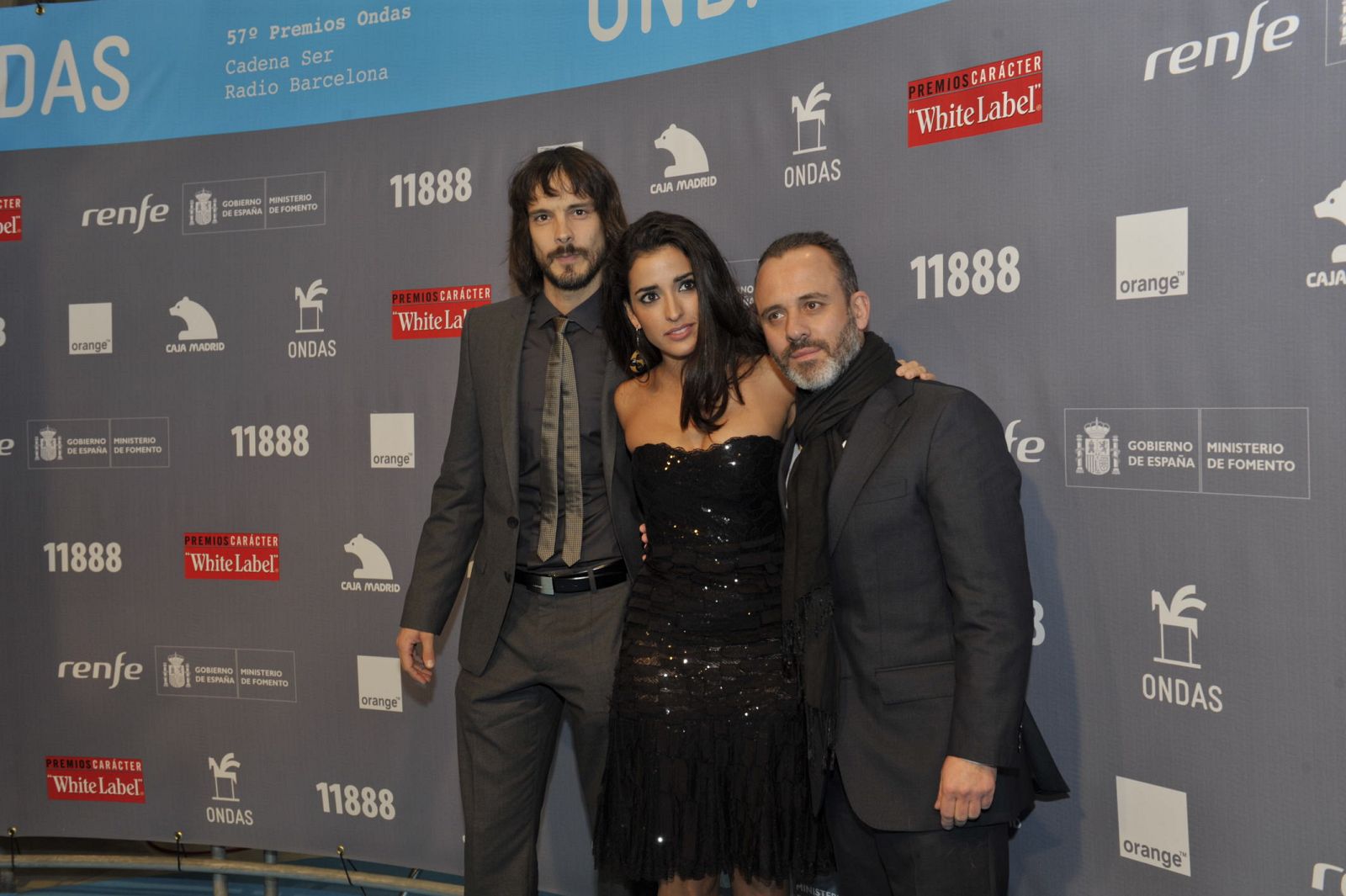 David Janer, Inma Cuesta y Javier Gutiérrez posan ante los medios a su llegada la gala de entrega de los Premios Ondas.