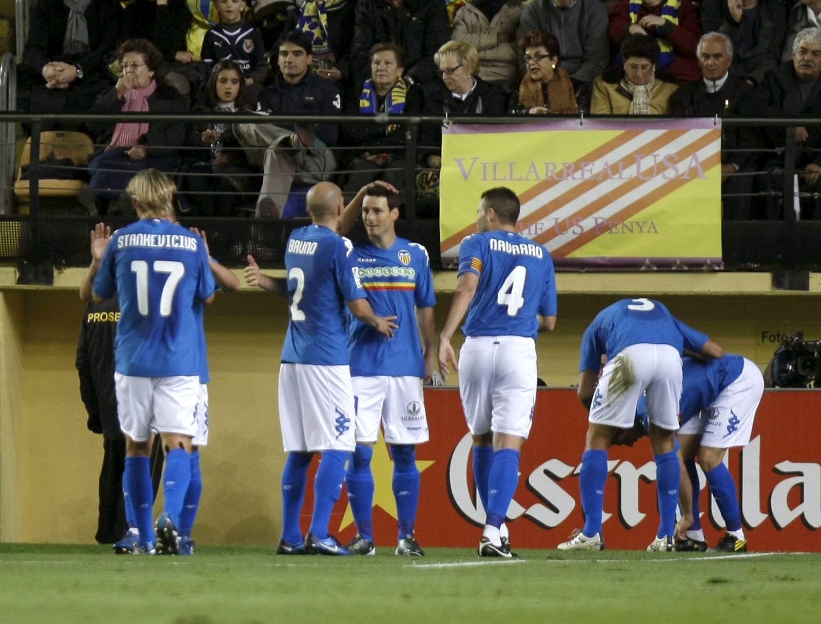 Los jugadores del Valencia celebran el primer gol marcado ante el Villarreal, por el delantero Aritz Aduriz.
