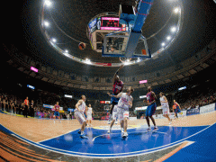Caja Laboral tira de casta y de San Emeterio para ganar al Barça