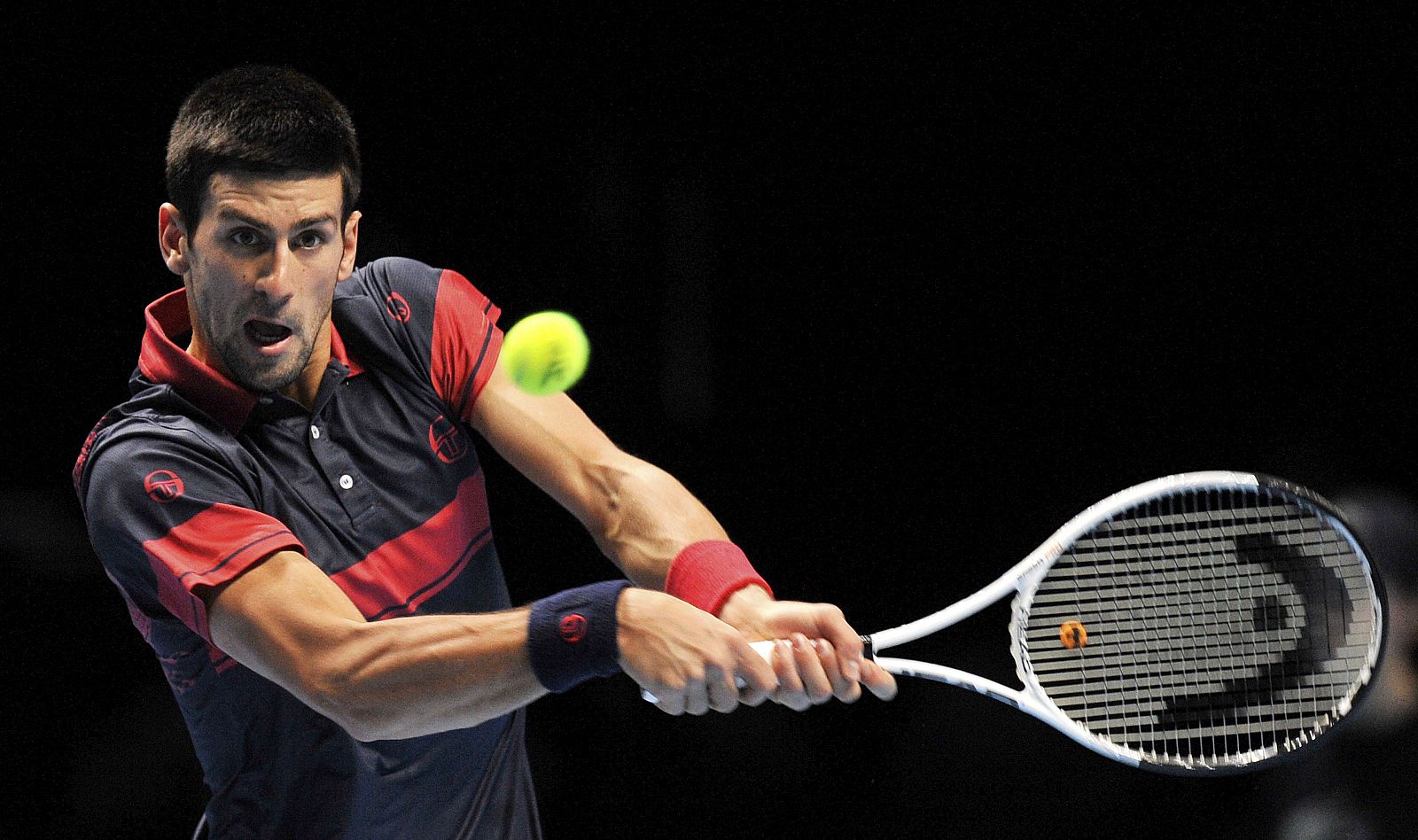 Novak Djokovic, devuelve una bola de revés a dos manos al checo Tomas Berdych