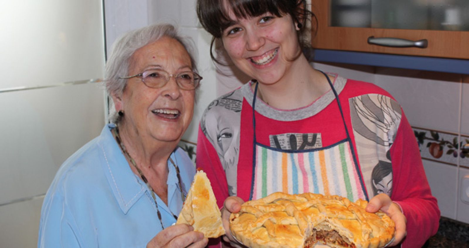 Eva preparó una empanada de atún con su abuela