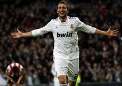 Higuaín sufre una hernia discal y podría pasar por el quirófano