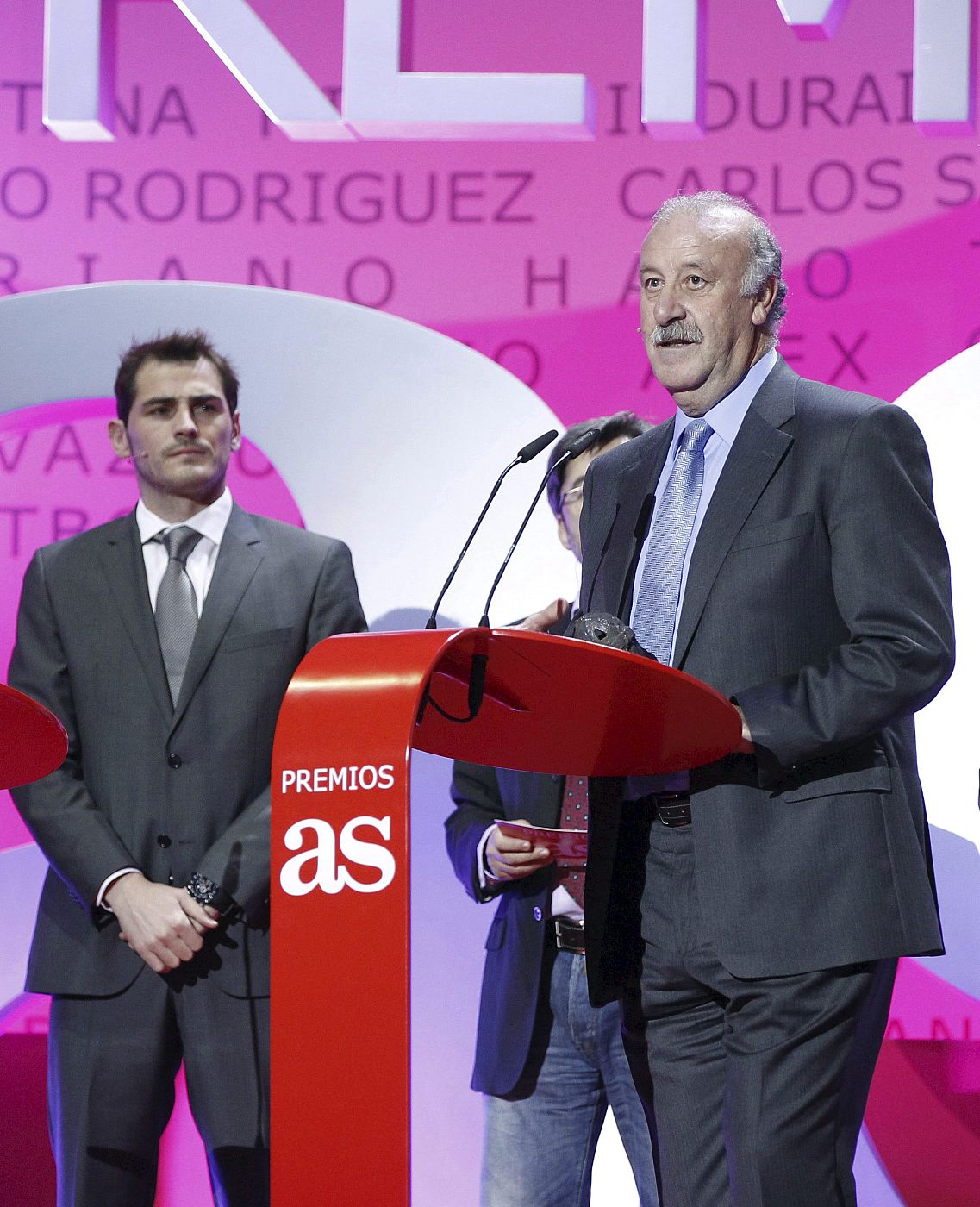 Vicente del Bosque (d), acompañado por el capitan Iker Casillas, tras recibir el premio AS del deporte.