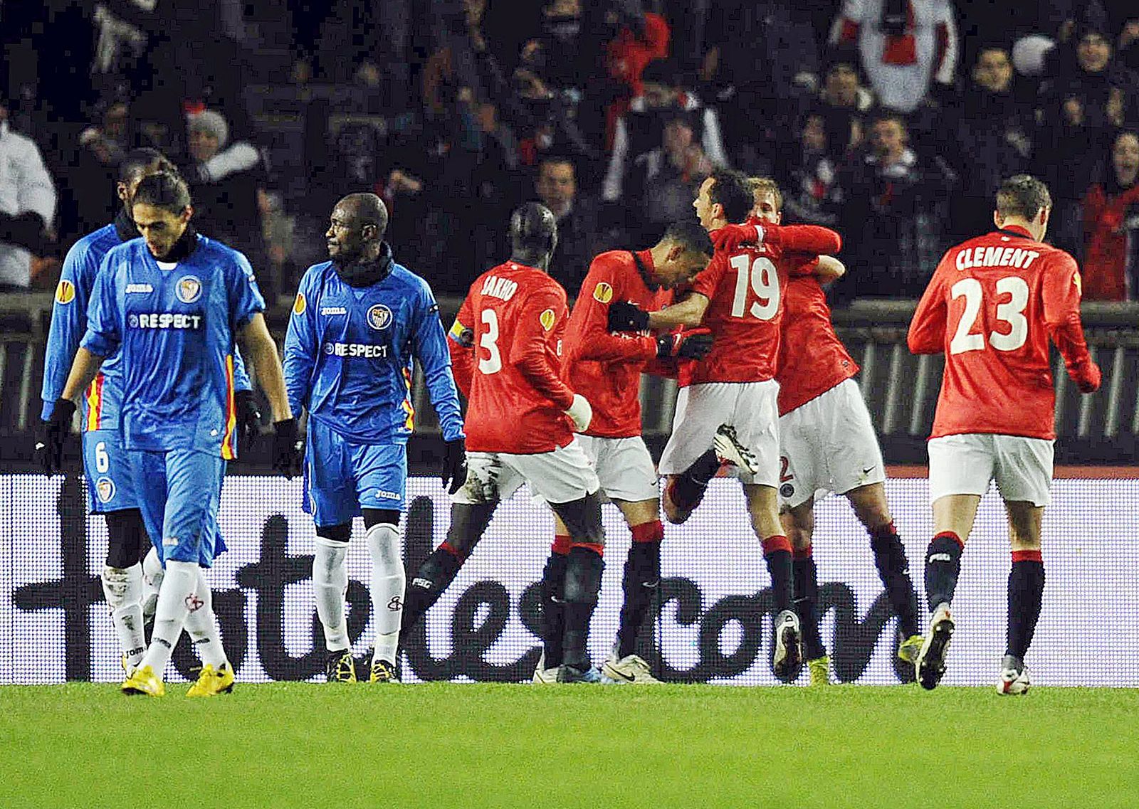 Jugadores del París Saint-Germain (de rojo) celebran el gol de su compañero Mathieu Bodmer durante el partido.